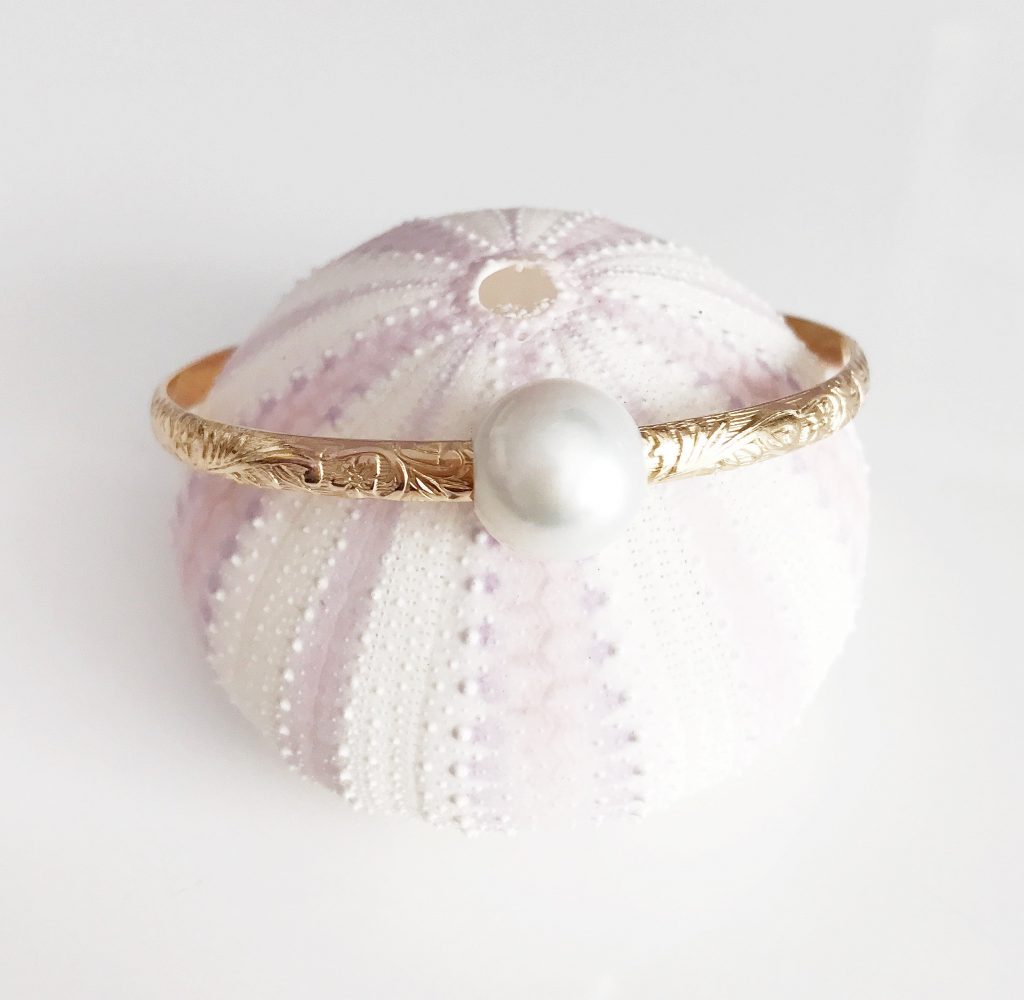 Bangle ALII – white pearl (B338)