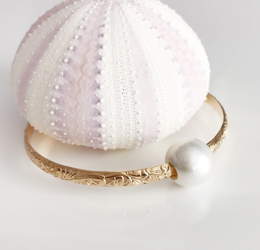 Bangle ALII – white pearl (B338)