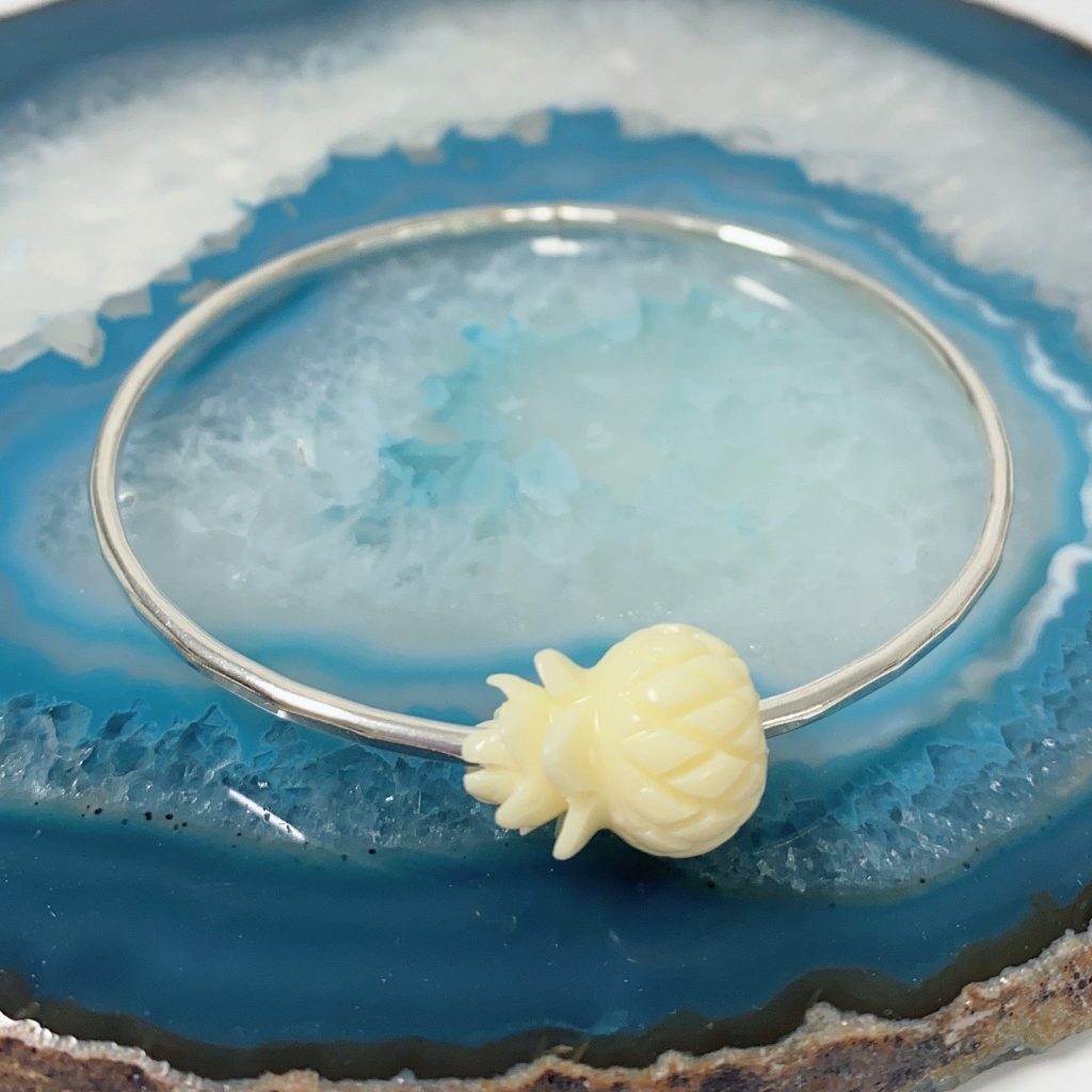 Pineapple bead bangle – resin pineapple (B427)