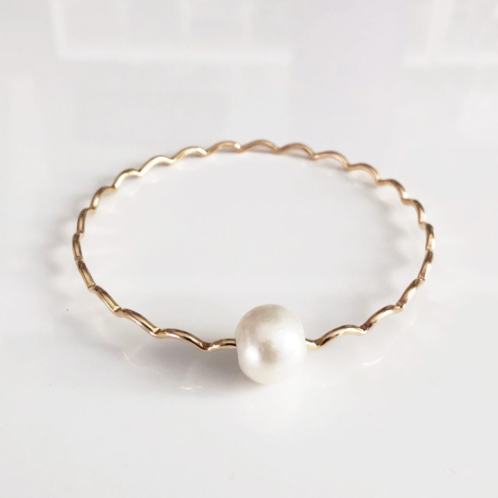 Bangle UNAHI – white Edison pearl (B429)