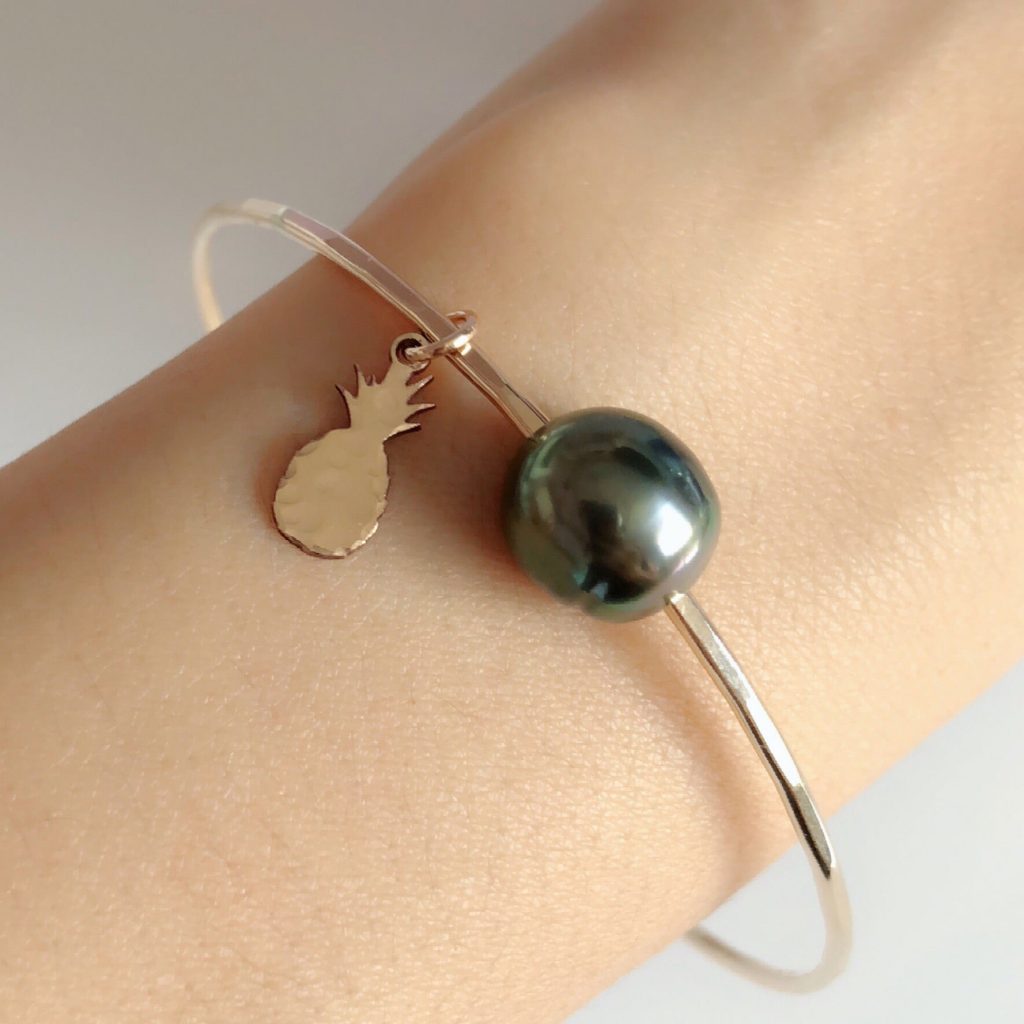 Pineapple charm bangle – tahitian pearl (B382)