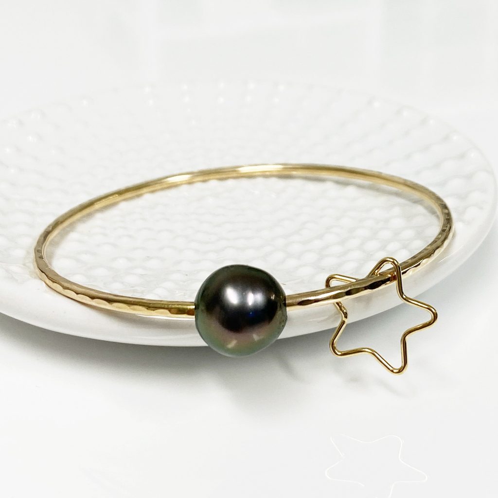 Star charm bangle – Tahitian pearl (B435)