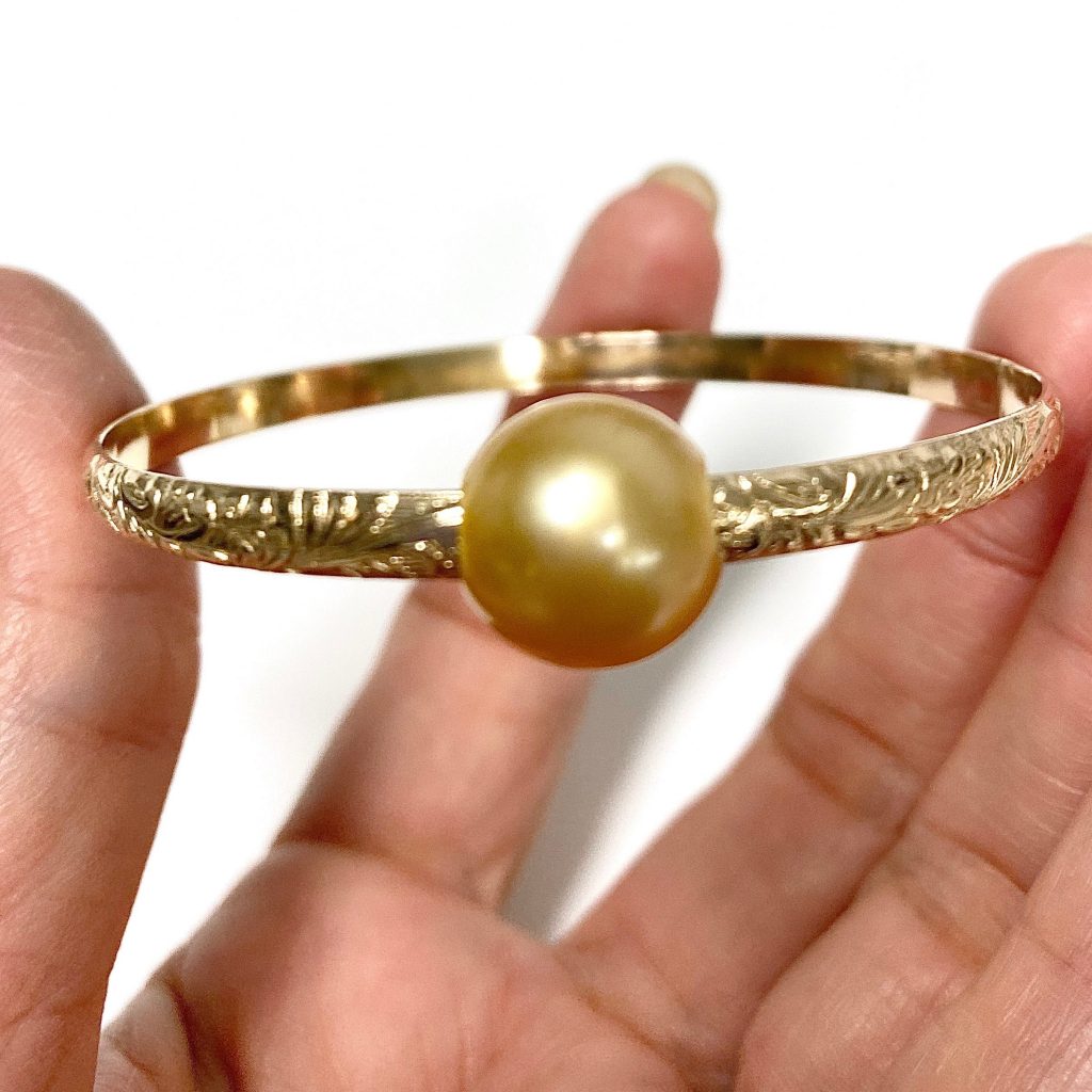 Bangle ALII – gold south sea pearl (B448)