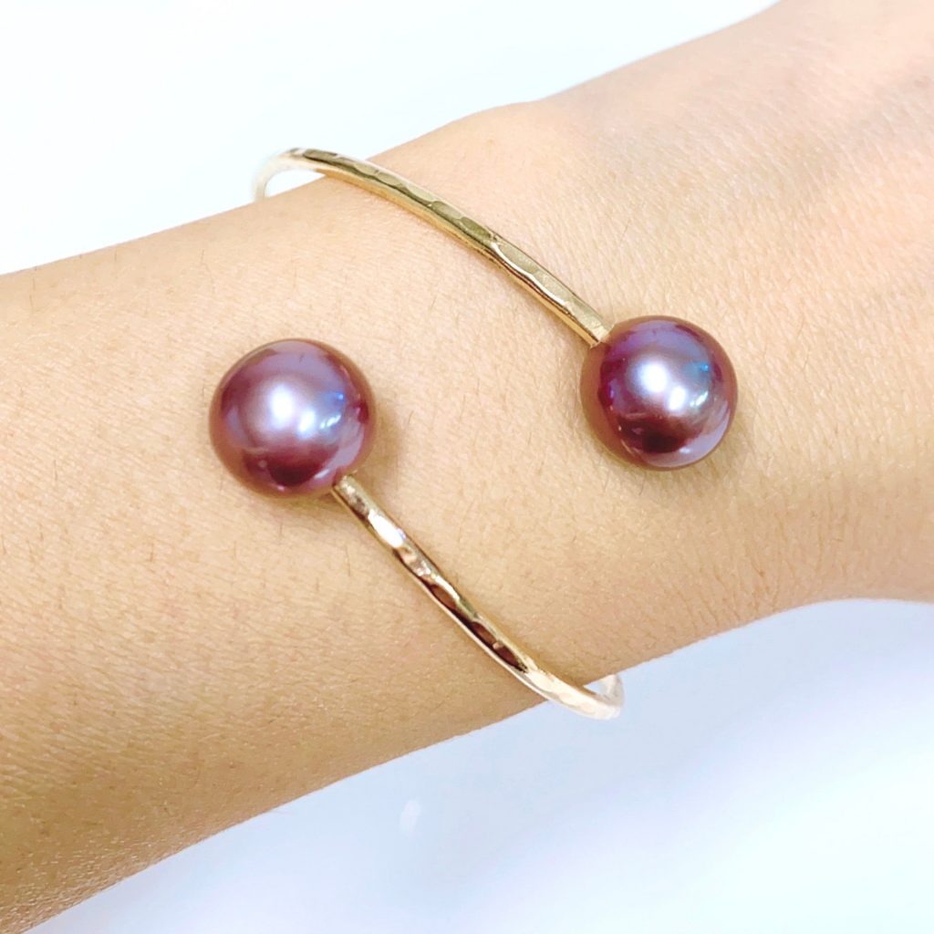 Cuff LEIA – purple Edison pearls