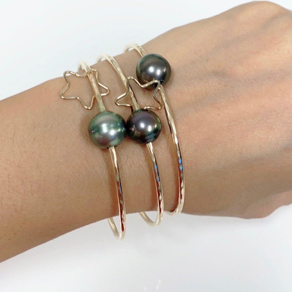 Star charm bangle – Tahitian pearl (B435)