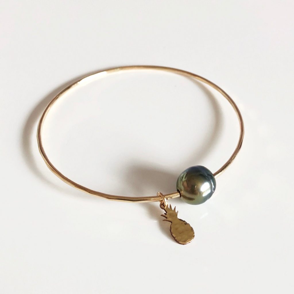 Pineapple charm bangle – tahitian pearl (B382)