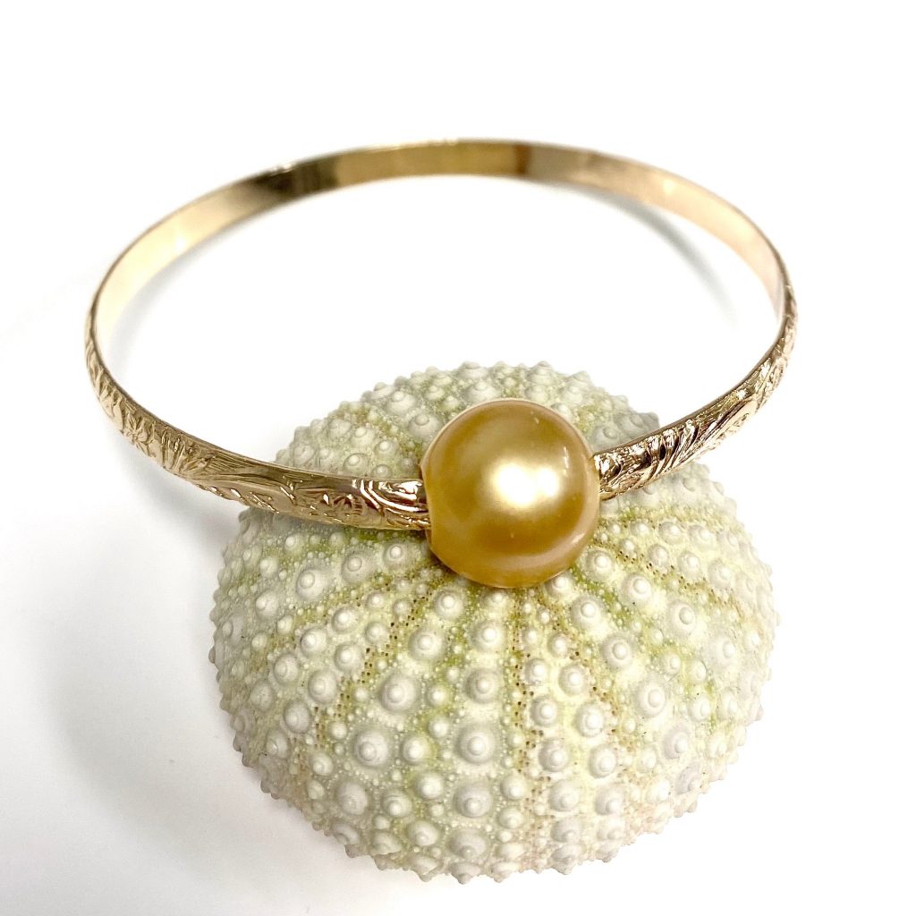 Bangle ALII – gold south sea pearl (B448)