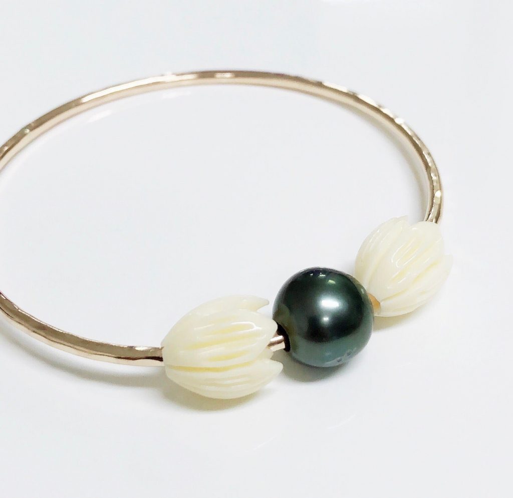 Bangle PAIGE- pikake & tahitian pearl (B434)