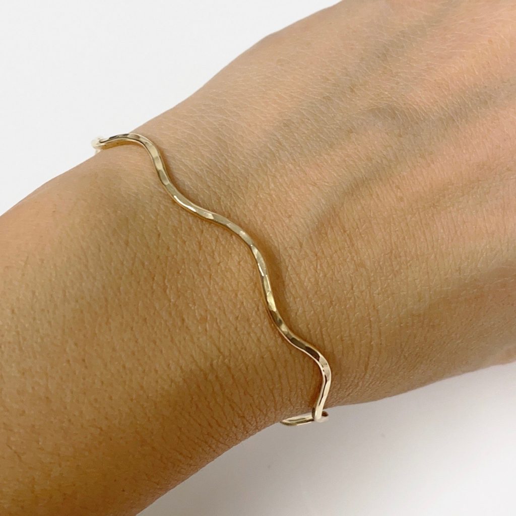 Bangle NOLA – Medium wave bangle (B439)