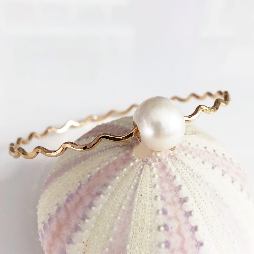 Bangle UNAHI – white Edison pearl (B429)