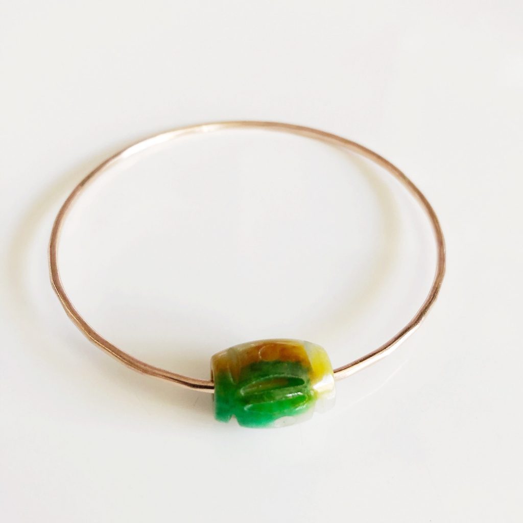 Bangle KEIKE – multicolor carved jade bead (B405)